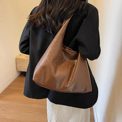 BEYONDA | Chique suède schoudertas met tijdloos design