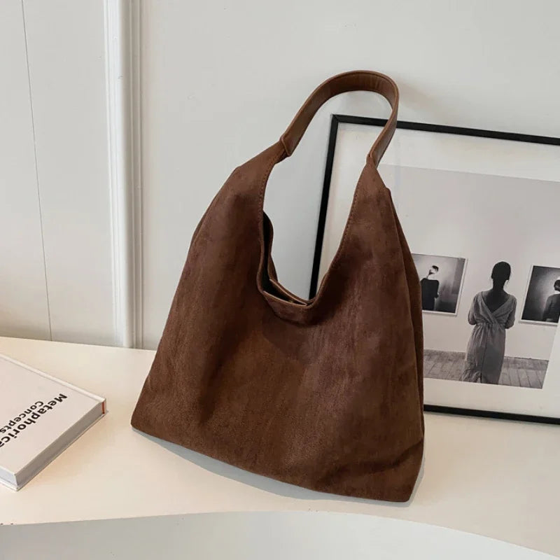 BEYONDA | Chique suède schoudertas met tijdloos design