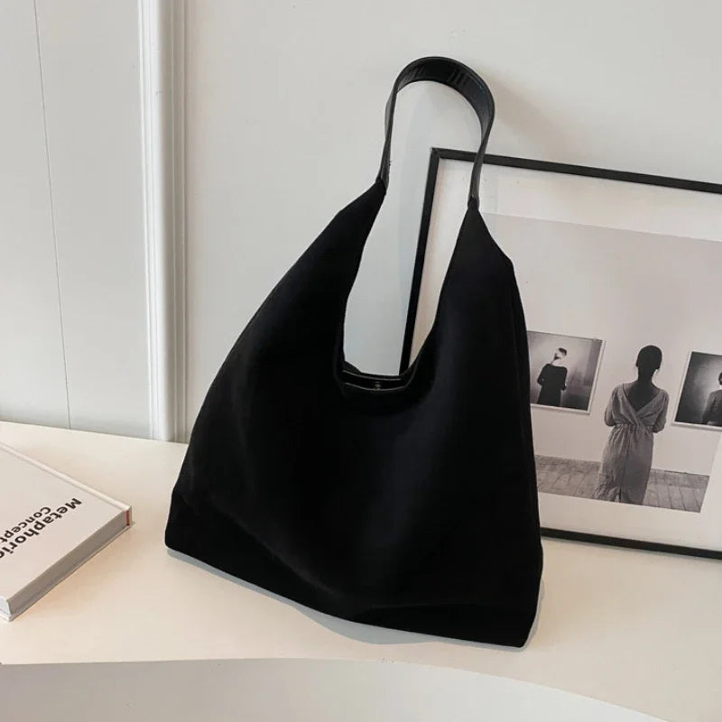 BEYONDA | Chique suède schoudertas met tijdloos design
