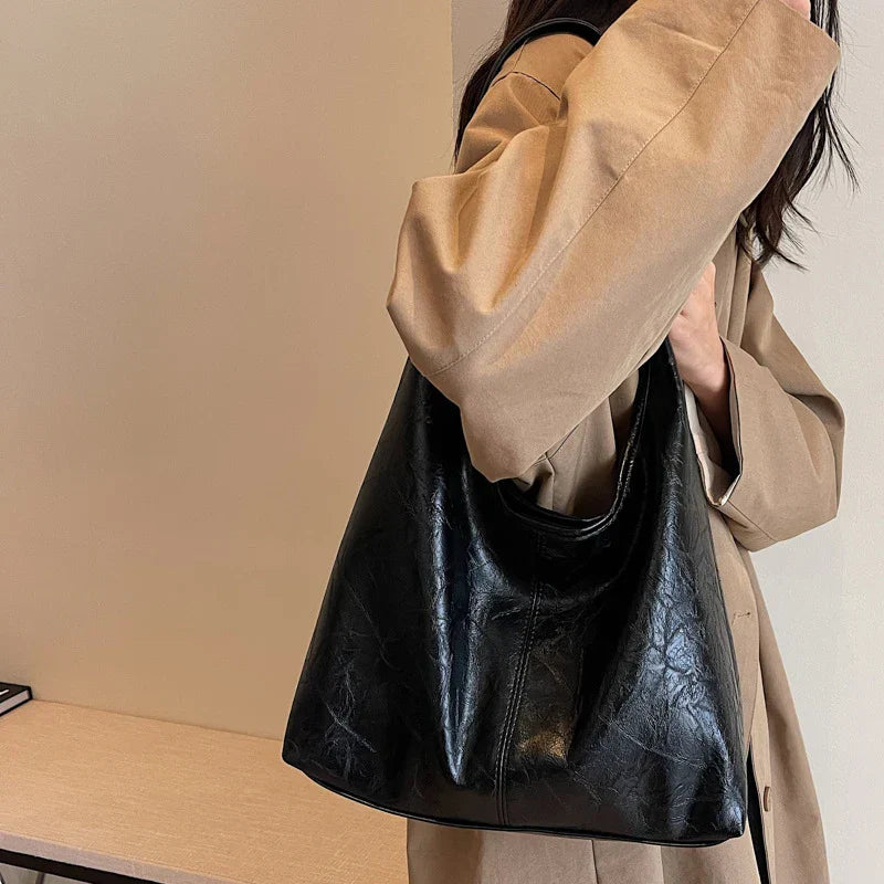 BEYONDA | Chique suède schoudertas met tijdloos design