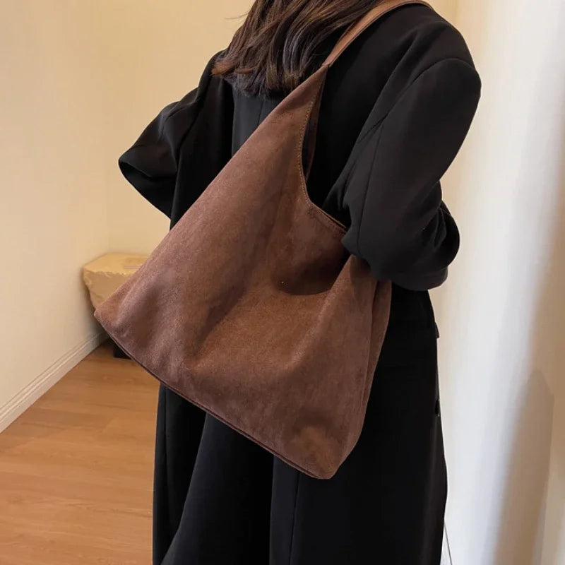 BEYONDA | Chique suède schoudertas met tijdloos design